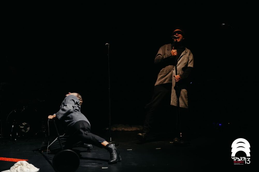 Στιγμιότυπο από τη μουσικοθεατρική performance «RIZITIKO REload»